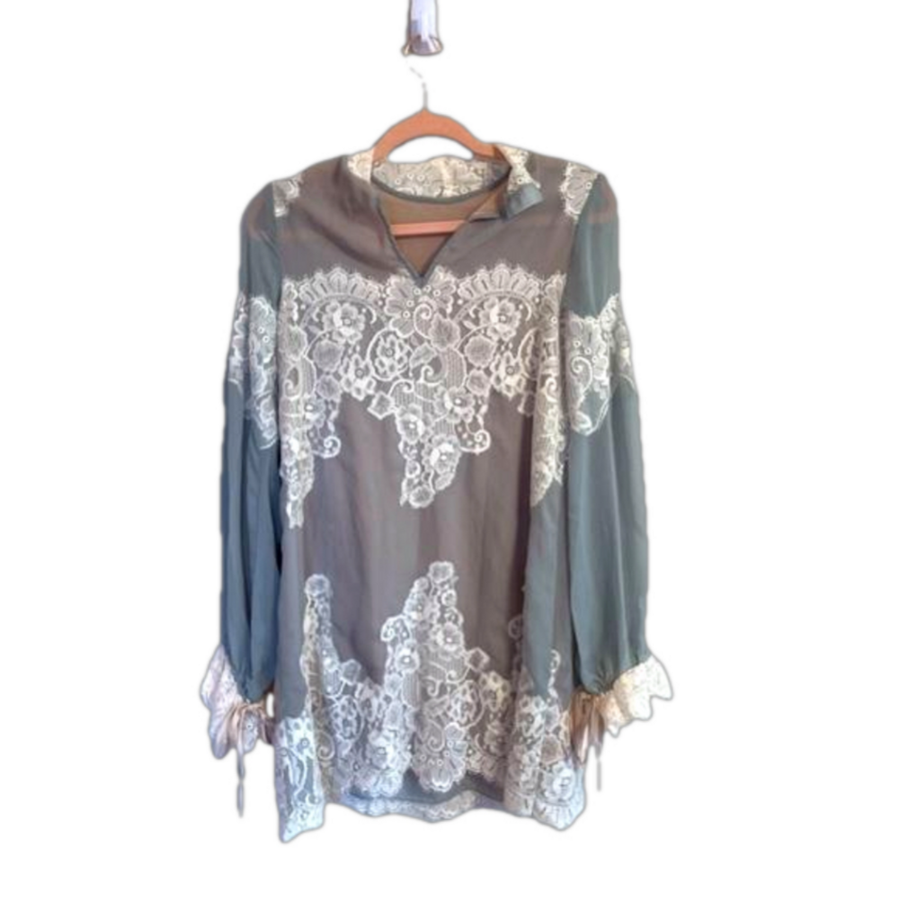 Lace stitched gray & white blouse
